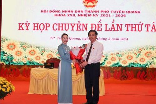 Nữ Hiệu phó được bầu giữ chức Phó Chủ tịch thành phố