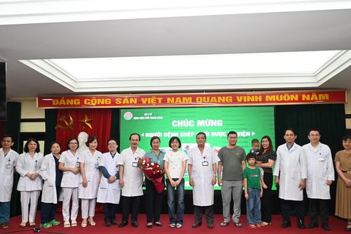 Nữ sinh ghép phổi xuất viện: 'Cảm ơn các thầy thuốc đã yêu thương em như người thân'