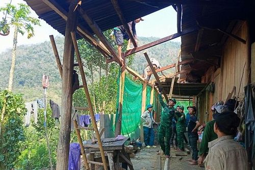 Bộ đội Biên phòng Nghệ An giúp dân khắc phục hậu quả giông lốc, mưa đá