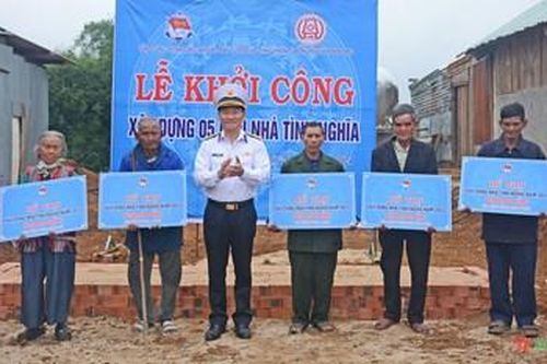 Tổng công ty Tân cảng Sài Gòn khởi công xây dựng 'Nhà tình nghĩa' và trao quà tặng người dân tỉnh Kon Tum