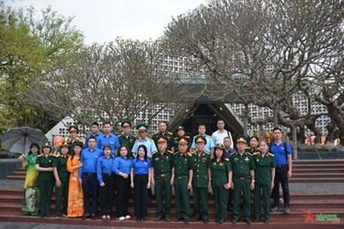 Hội Cựu chiến binh và Đoàn Thanh niên quận Thanh Xuân tặng quà tại tỉnh Điện Biên