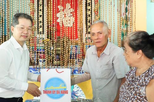 Bí thư Thành ủy Đà Nẵng Nguyễn Văn Quảng thăm các gia đình chính sách