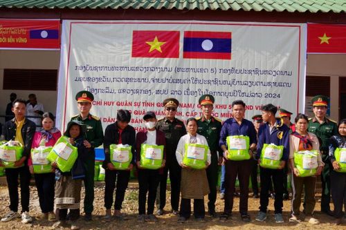 Bộ Chỉ huy Quân sự tỉnh Quảng Nam thăm, tặng quà, khám bệnh cho nhân dân Lào