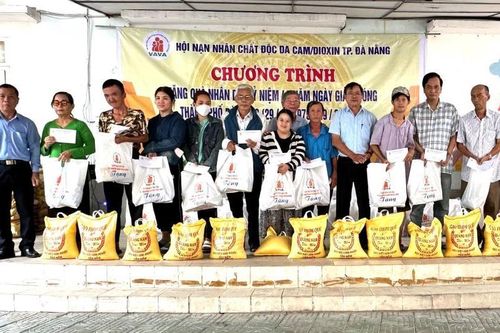 Trao tặng 150 suất quà cho nạn nhân chất độc da cam