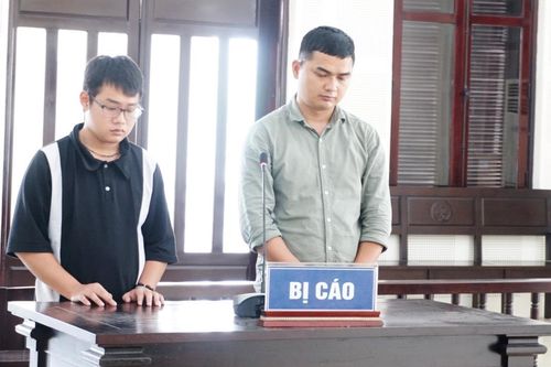 Chưa đủ tuổi, không có giấy phép lái xe, vượt đèn đỏ, tông tử vong người nước ngoài