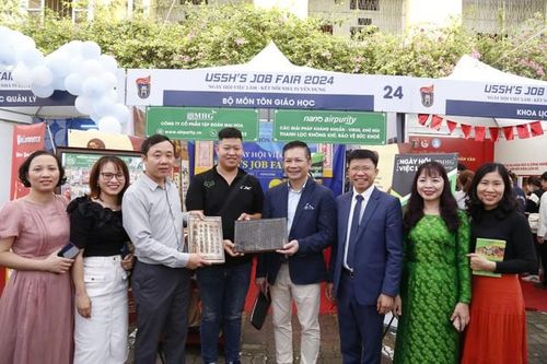 3 bài học 'vàng' từ Shark Phạm Thanh Hưng giúp sinh viên Khoa học Xã hội và Nhân văn chinh phục 'sân chơi' khởi nghiệp