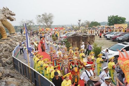 Hàng nghìn người tham dự lễ hội Quán Thế Âm Ngũ Hành Sơn