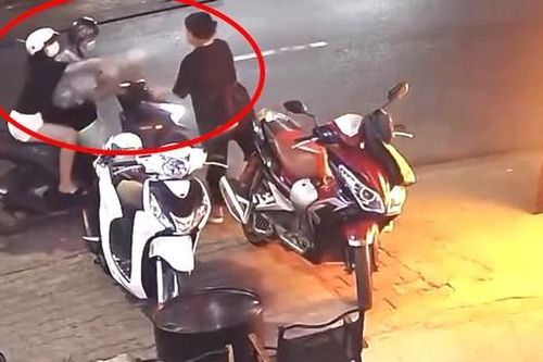 Nữ nhân viên quán cà phê ôm mặt cầu cứu sau khi bị tạt ly trà sữa pha ớt