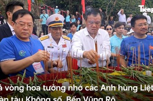 Dâng hương tưởng nhớ các anh hùng, liệt sĩ tàu Không số Vũng Rô