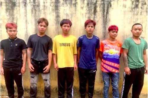 Nhóm đối tượng dùng dao khống chế hai mẹ con, cướp điện thoại