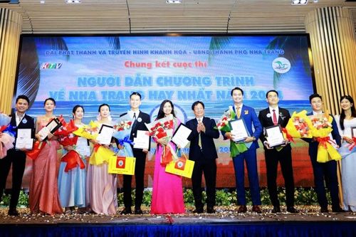 Thí sinh Lê Cúc Vy đạt giải 'Người dẫn chương trình về Nha Trang hay nhất năm 2024'