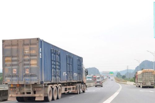 Tài xế lái xe lạng lách, tông vào xe Cảnh sát giao thông