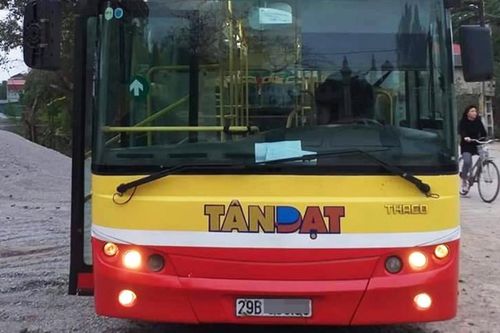 Tài xế dùng xe buýt chở 2 người bị tai nạn giao thông đi cấp cứu