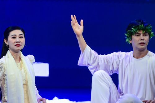 NSND Quế Trân và mỹ nam kém 8 tuổi diễn như lên đồng trên sân khấu