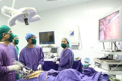 Cắt khối ung thư đại tràng cứu sống cụ ông 72 tuổi