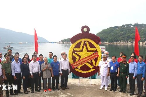 Phú Yên: Tri ân, thả hoa tưởng niệm các chiến sỹ tàu Không số Vũng Rô