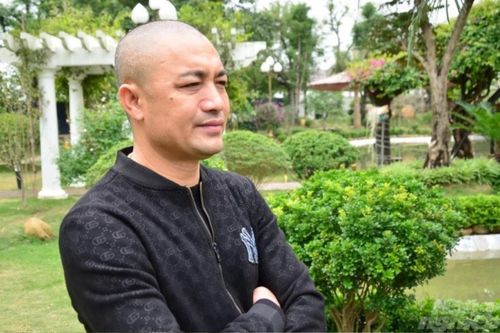 Chân dung 'đại gia buôn lợn' sống trong biệt thự dát vàng tuyên bố đem hết khối tài sản khủng đi từ thiện