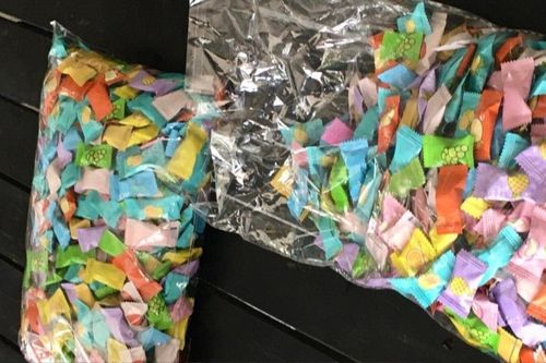 Ăn kẹo lạ không rõ nguồn gốc, 15 học sinh Quảng Ngãi ngộ độc