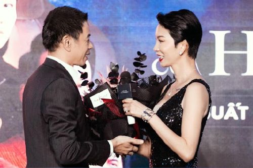 Siêu mẫu Việt đã có chồng bất ngờ hôn môi diễn viên Thái Hòa trên sân khấu