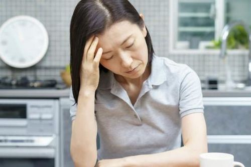 Phụ nữ trung niên đối diện với áp lực kinh tế