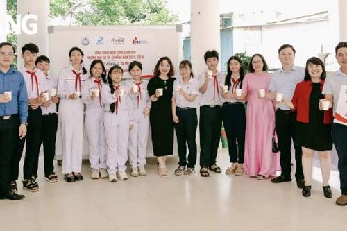 Bàn giao hệ thống lọc nước đến 11 trường THCS