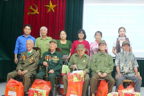 Tặng quà tri ân cựu chiến binh chống Pháp và chiến sĩ Điện Biên