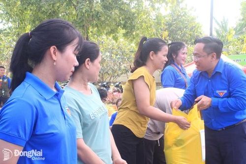 Chăm lo, đồng hành với thanh niên