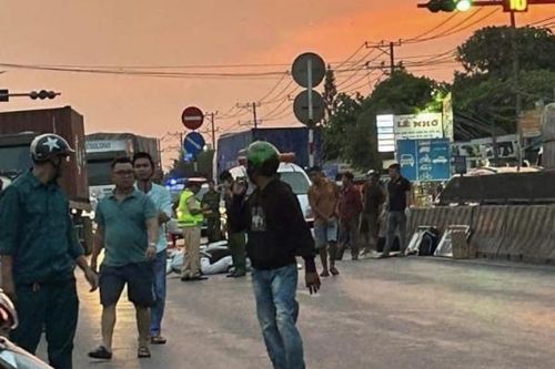 Xe đầu kéo va chạm xe máy trên quốc lộ 1, một nam thanh niên tử vong