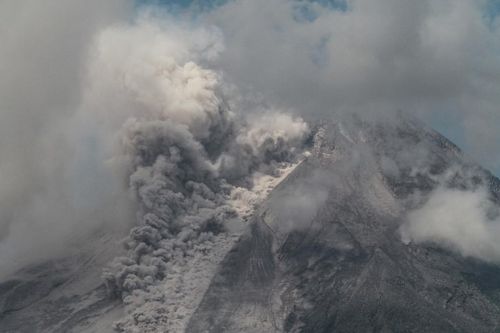 Indonesia đóng cửa sân bay quốc tế vì núi lửa phun trào