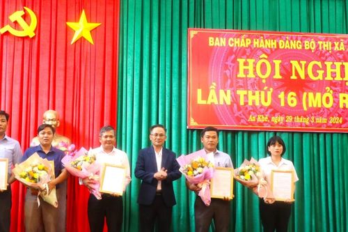 An Khê công bố các quyết định về công tác cán bộ