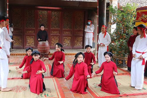 Thắp lửa tình yêu di sản cho học sinh