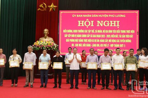 Phú Lương: Khen thưởng trên 300 tập thể, cá nhân, gia đình tiêu biểu