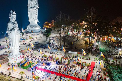Hơn 300 Phật tử tham dự đêm hoa đăng tại chùa Phù Sơn
