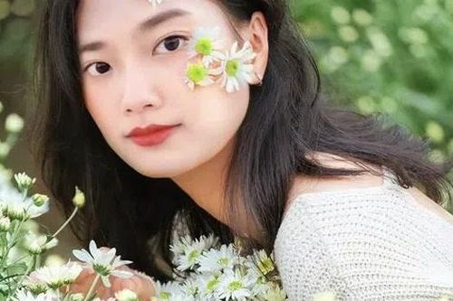 Cô gái hoa xương rồng trên đá
