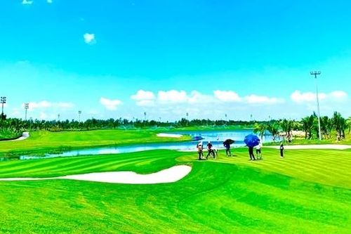 Loạn sân golf ở tỉnh nghèo