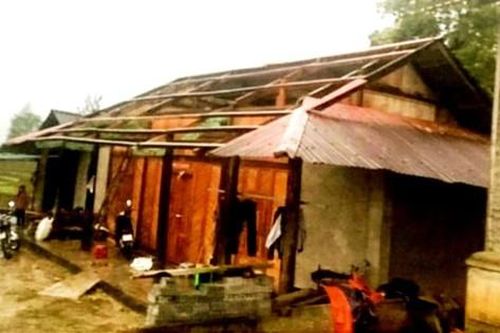 Lào Cai: Dông lốc mạnh làm bị thương 1 người, hư hại 48 nhà ở và trường học
