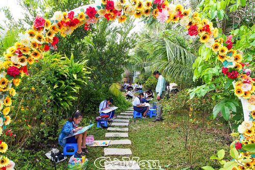 Vẽ tranh theo sách 'Quyển sách em yêu'