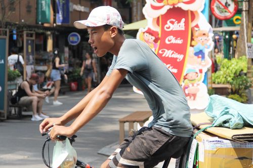 Nhọc nhằn mưu sinh dưới trời nắng nóng như đổ lửa ở TP.HCM