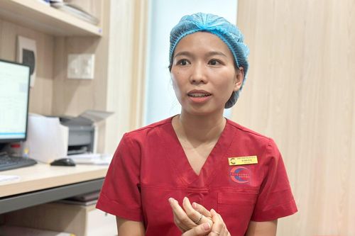 Bộ trưởng Y tế tặng Bằng khen nữ điều dưỡng ép tim cứu du khách ở Đà Nẵng