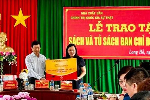 Trao Tủ sách điện tử Ban Chỉ đạo 35 tặng các địa phương
