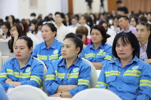 Đặt người lao động vào vị trí trung tâm trong hoạt động bảo vệ môi trường