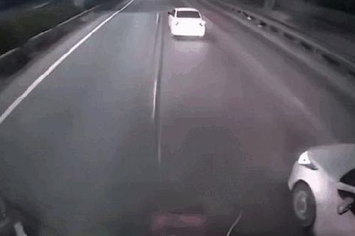 Xe tải lấn làn tông trúng xe ô tô con, kéo lê hàng chục mét trên cao tốc Pháp Vân