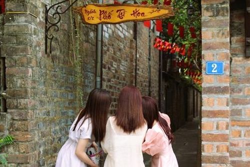 Độc lạ con ngách ở Hà Nội với hàng chục căn nhà 'mặc đồng phục'