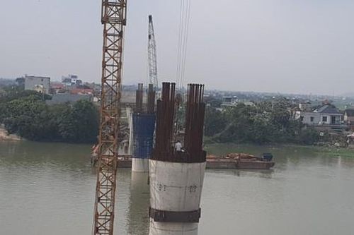 Sau hơn một năm thi công, cầu vượt sông lớn ở Nam Định lộ diện ra sao?
