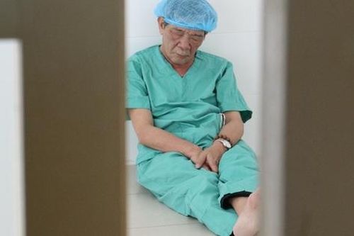 Hình ảnh bác sĩ ngồi bệt, chợp mắt trong chương trình phẫu thuật cho bệnh nhân nghèo gây xúc động mạnh