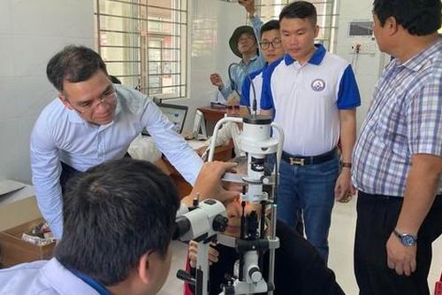 Thầy thuốc mọi miền hội tụ khám chữa bệnh, tặng quà cho 700 người dân Quảng Ngãi