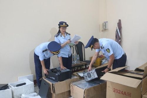 Tạm giữ lô hàng máy tính xách tay cấm nhập khẩu đang đưa ra Hà Nội tiêu thụ