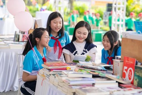 Hội sách Hùng Vương ở Vinh
