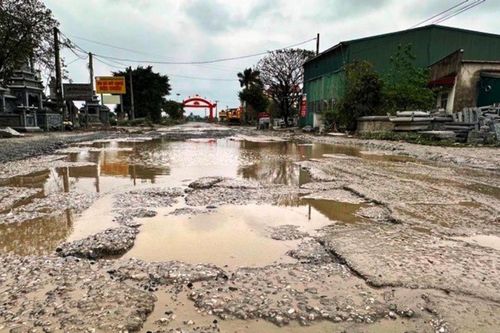 Đường vào làng nghề đá 'kêu cứu'
