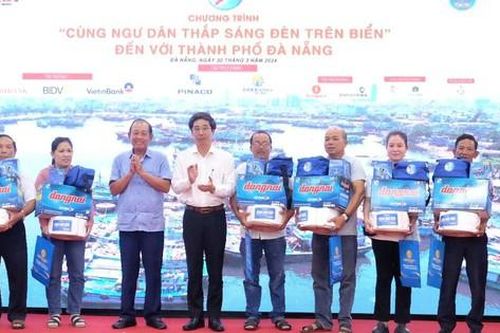 Cùng ngư dân thắp sáng đèn trên biển, chung tay gỡ 'thẻ vàng' cho ngành hải sản